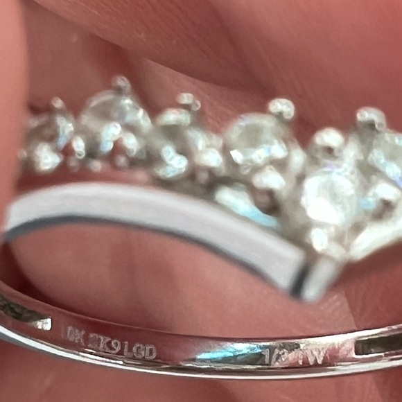 10k white gold chevron diamond wedding band - Picture 5 of 6